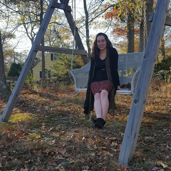 Meet your Posher, Niki - Picture 3 of 4